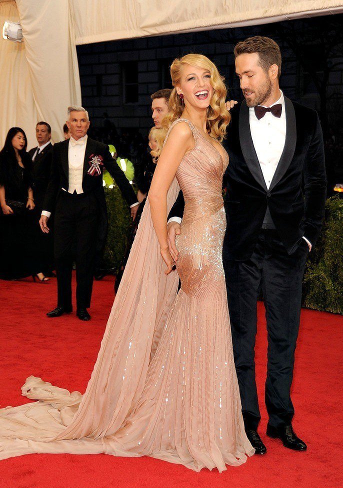 Как женские прелести привлекают мужской взгляд