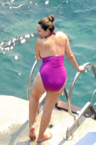 Келли Брук (Kelly Brook) в фиолетовом купальнике на Капри