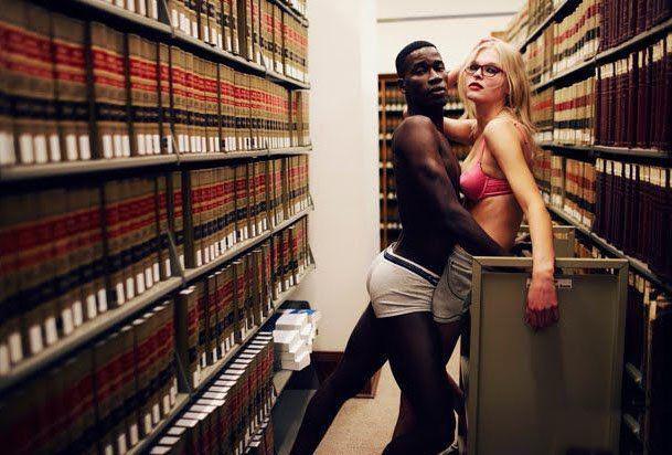 Крокодил съел голую девушку - Эроприколы