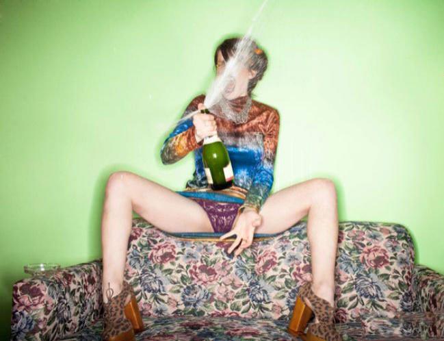 Крокодил съел голую девушку - Эроприколы