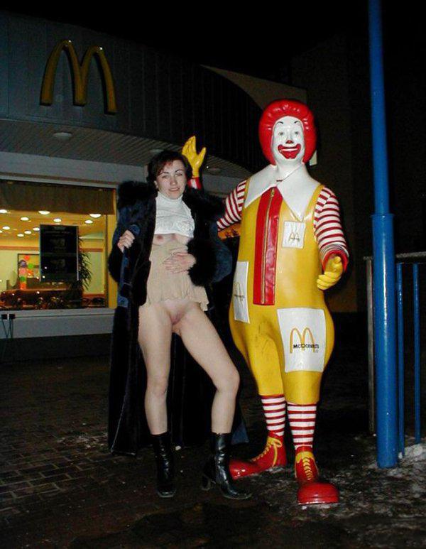 Крокодил съел голую девушку - Эроприколы