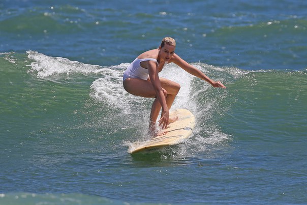 Марго Робби (Margot Robbie) в белом купальнике серфит на Гавайях