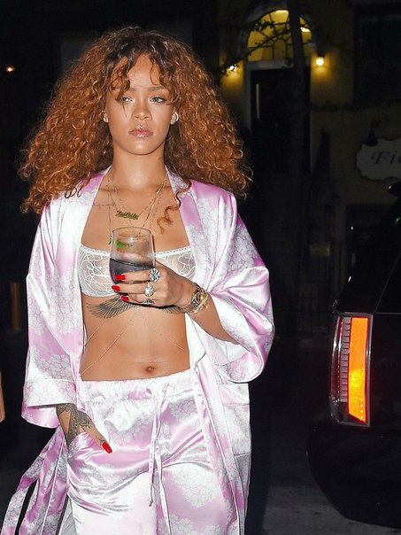 Рианна разгуливает в лифчике по улице