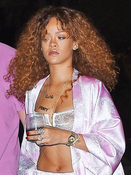 Рианна разгуливает в лифчике по улице