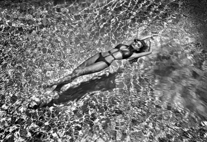 Бикинистые девушки