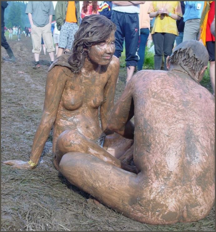 Эксгибиционистки: обнаженные женщины в обществе