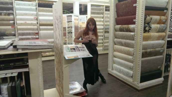 Эксгибиционистки: обнаженные женщины в обществе