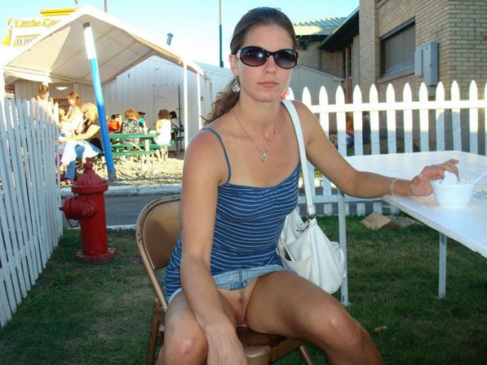 Эксгибиционистки: обнаженные женщины в обществе