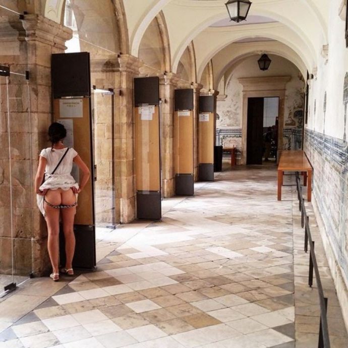 Эксгибиционистки: обнаженные женщины в обществе