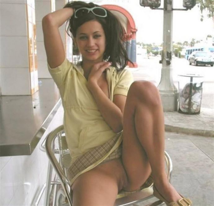 Эксгибиционистки: обнаженные женщины в обществе