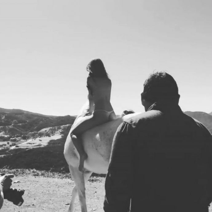 Эмили Ратаковски на белом коне