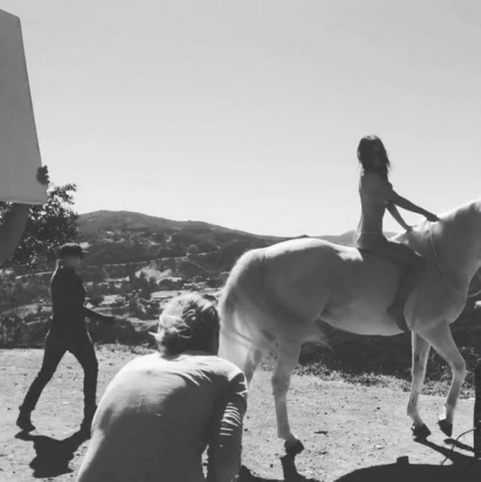 Эмили Ратаковски на белом коне