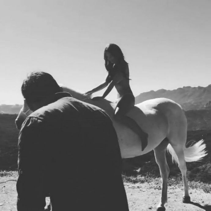 Эмили Ратаковски на белом коне