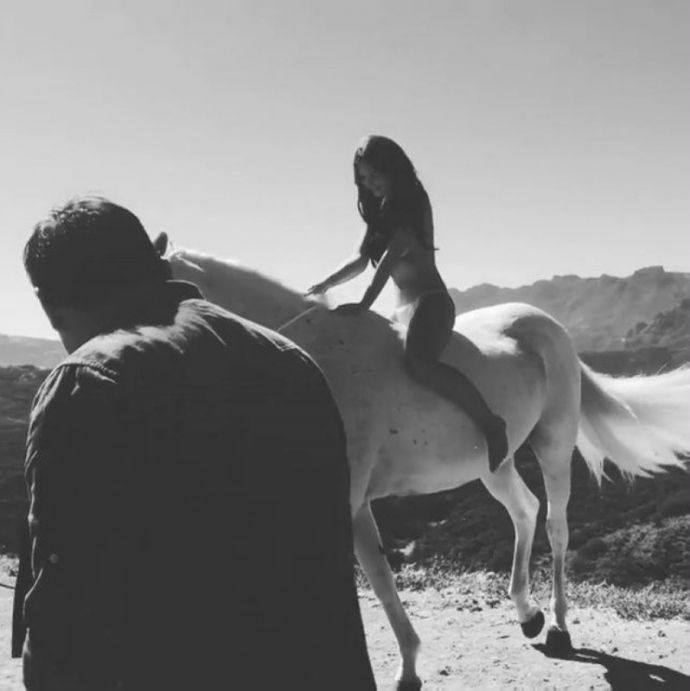 Эмили Ратаковски на белом коне