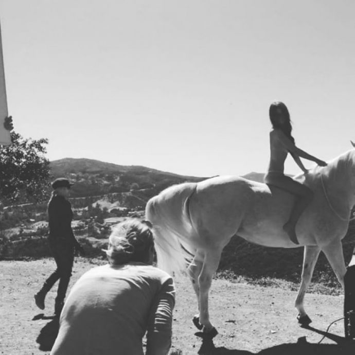 Эмили Ратаковски на белом коне