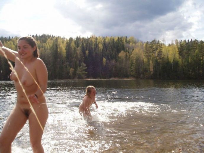 Фото Ню с девушками на воде