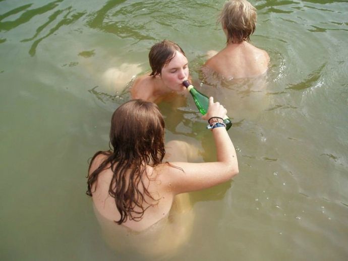 Фото Ню с девушками на воде