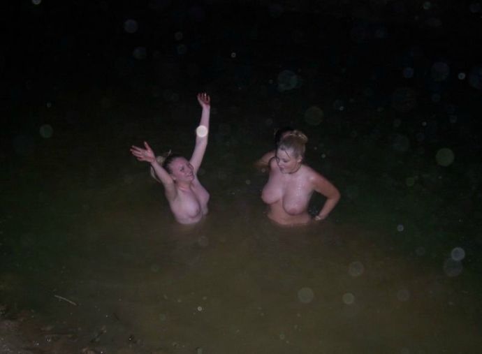 Фото Ню с девушками на воде