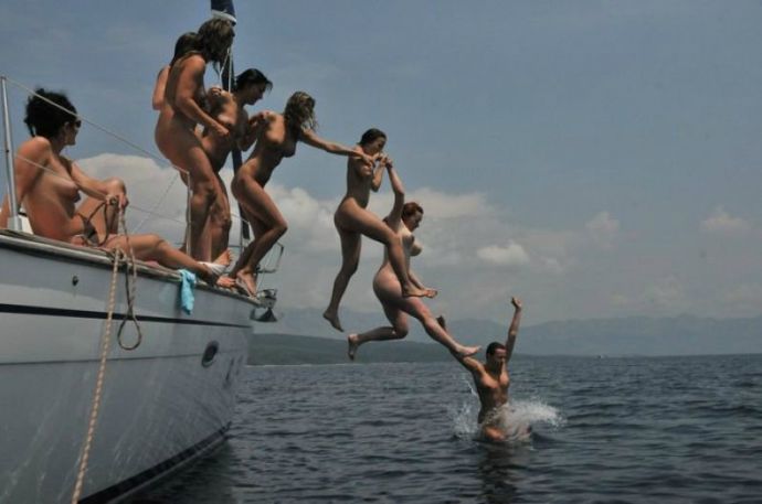 Фото Ню с девушками на воде