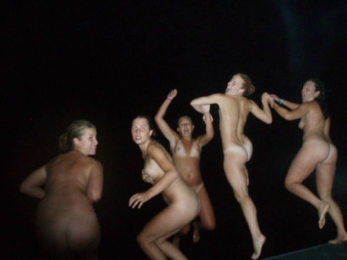 Фото Ню с девушками на воде