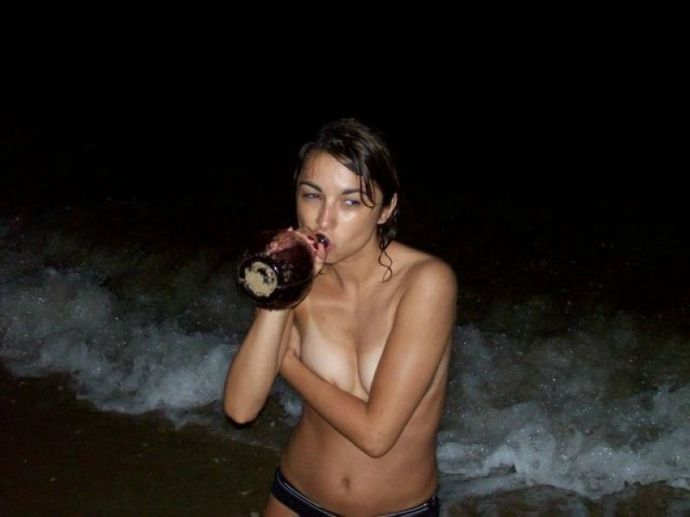 Фото Ню с девушками на воде