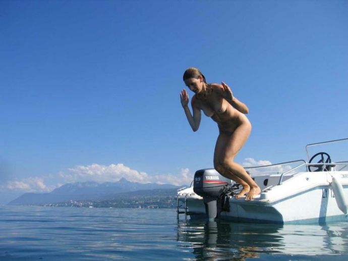 Фото Ню с девушками на воде