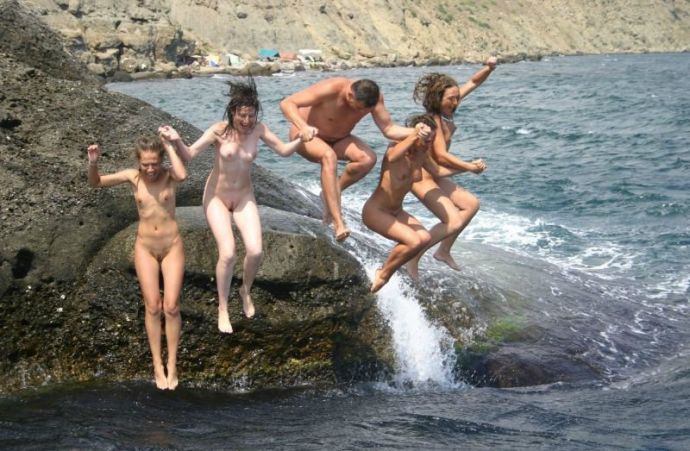 Фото Ню с девушками на воде