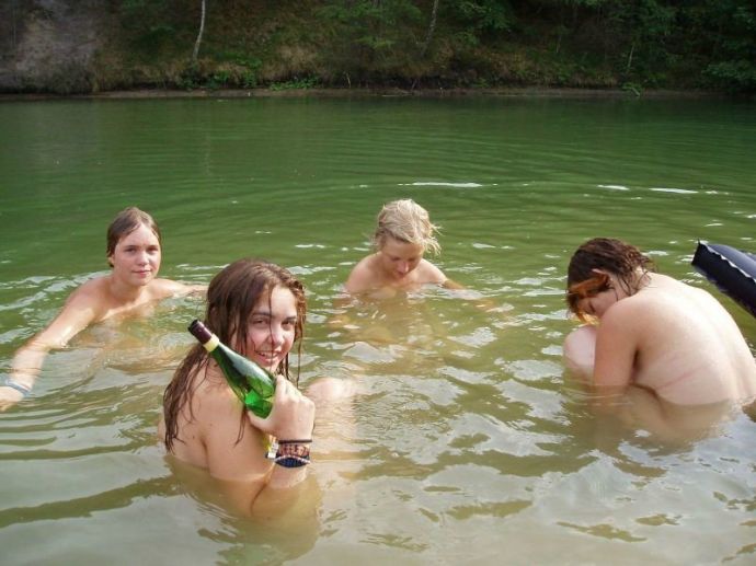 Фото Ню с девушками на воде