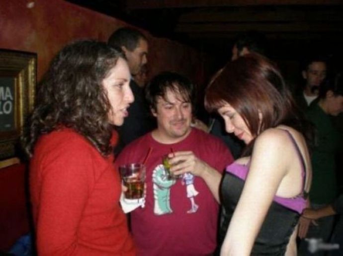 Как женские прелести привлекают мужской взгляд