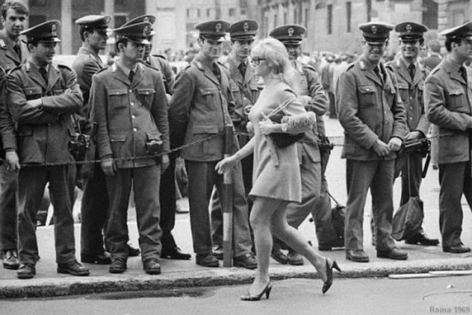 Как женские прелести привлекают мужской взгляд