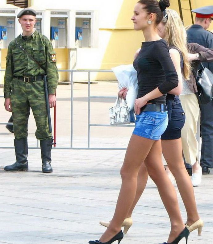 Как женские прелести привлекают мужской взгляд