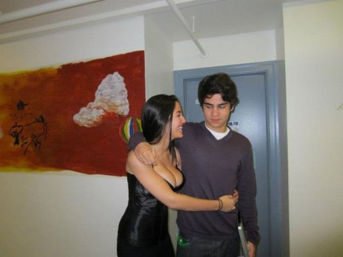 Как женские прелести привлекают мужской взгляд