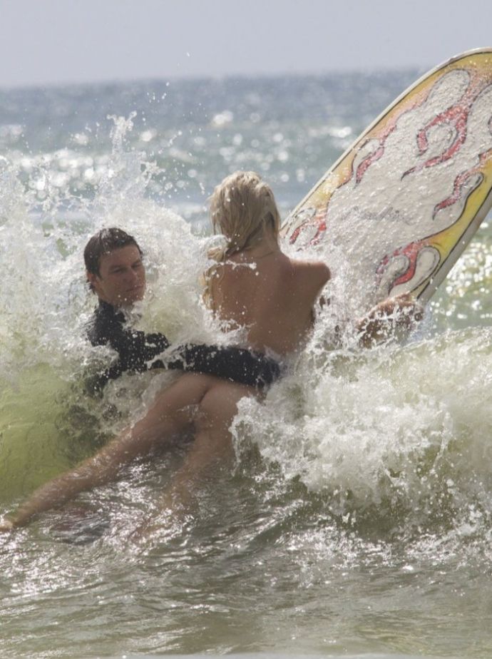 Как женские прелести привлекают мужской взгляд