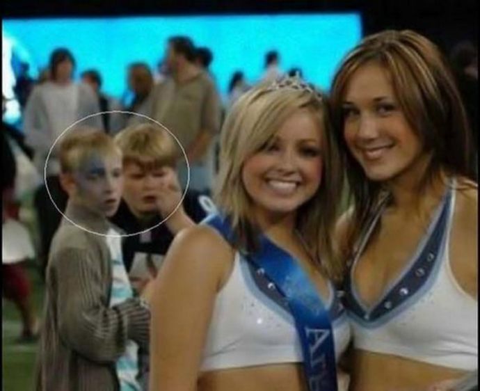 Как женские прелести привлекают мужской взгляд