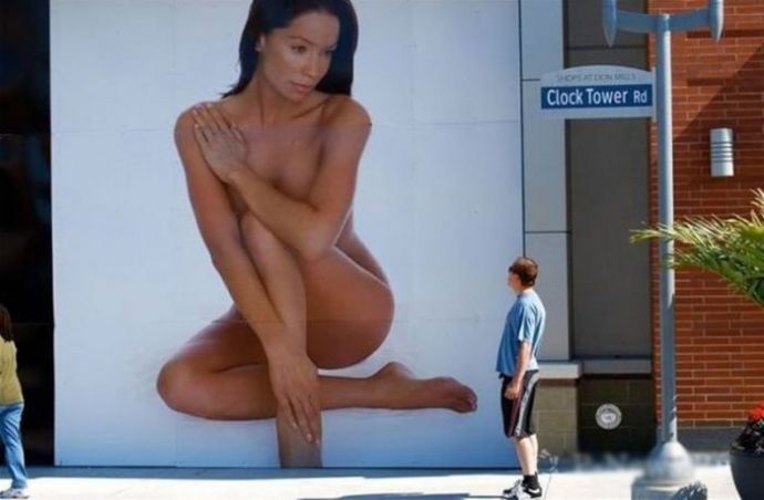 Как женские прелести привлекают мужской взгляд