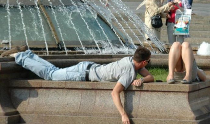 Как женские прелести привлекают мужской взгляд