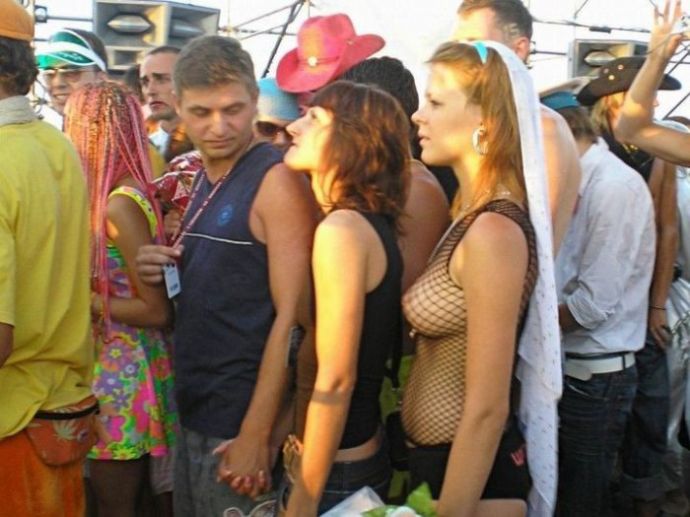 Как женские прелести привлекают мужской взгляд