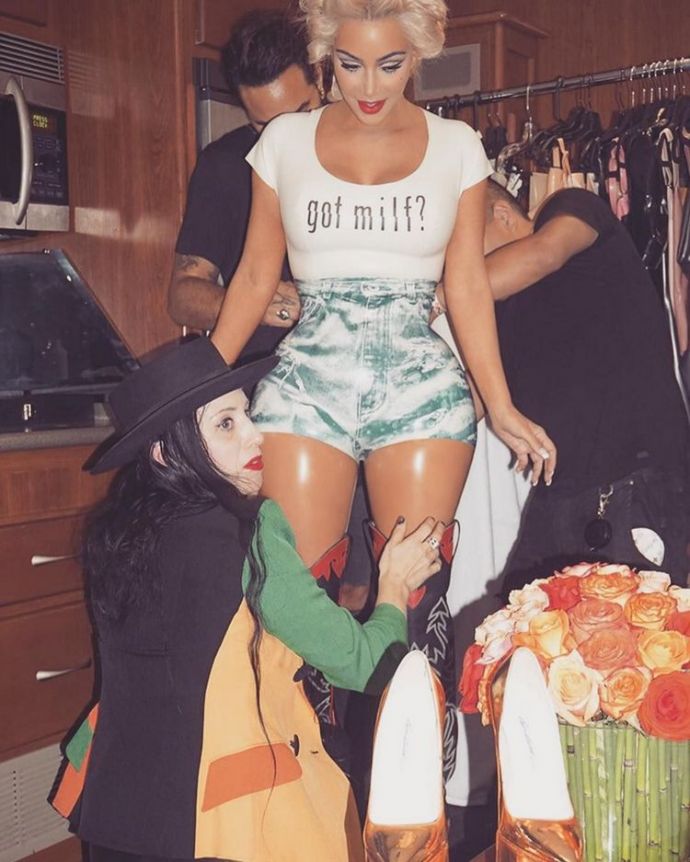 Ким Кардашян переодевается в гримерке