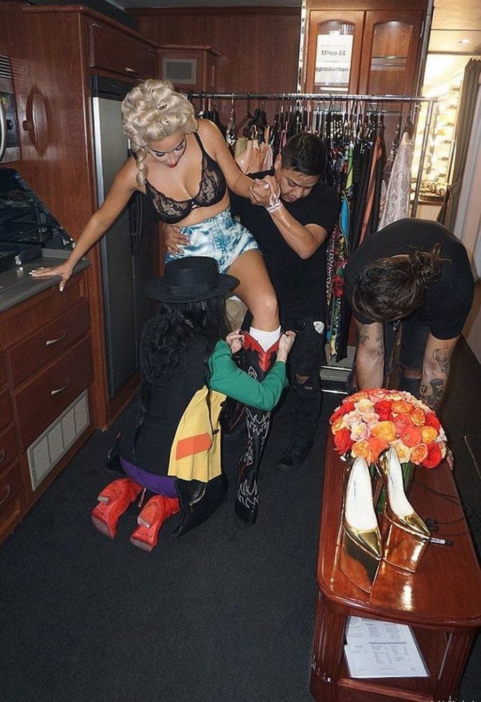 Ким Кардашян переодевается в гримерке