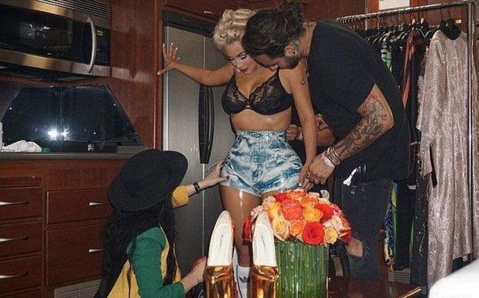 Ким Кардашян переодевается в гримерке