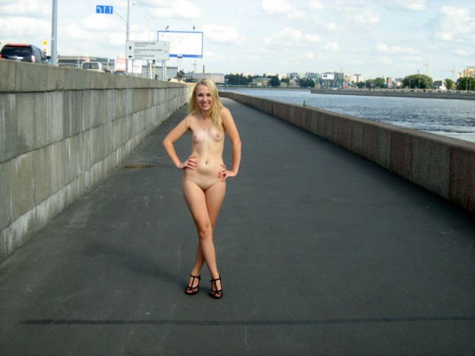 Обнаженные женщины в общественных местах