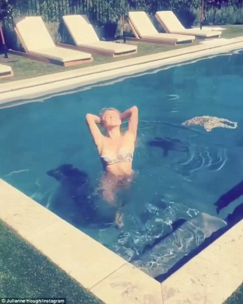 Джулианна Хаф в бикини в бассейне