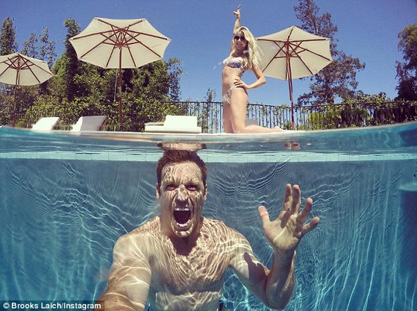 Джулианна Хаф в бикини в бассейне