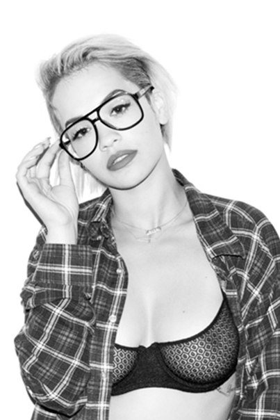 Голая Рита Ора в черно-белом цвете