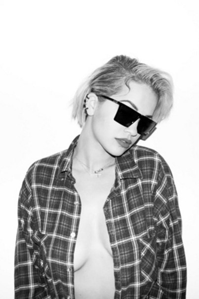 Голая Рита Ора в черно-белом цвете