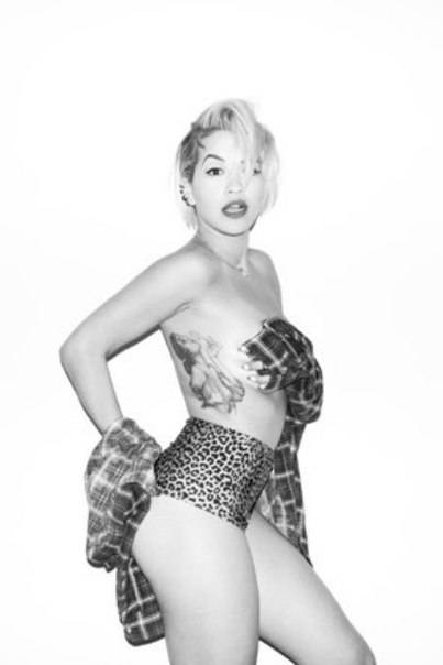 Голая Рита Ора в черно-белом цвете