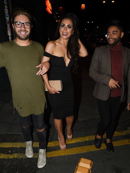 Кэти Сэлмон возле клуба Arts House