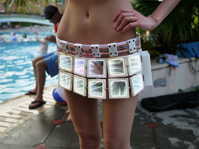 Китайская любительница высоких технологий