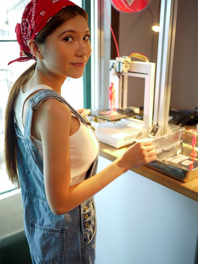 Китайская любительница высоких технологий