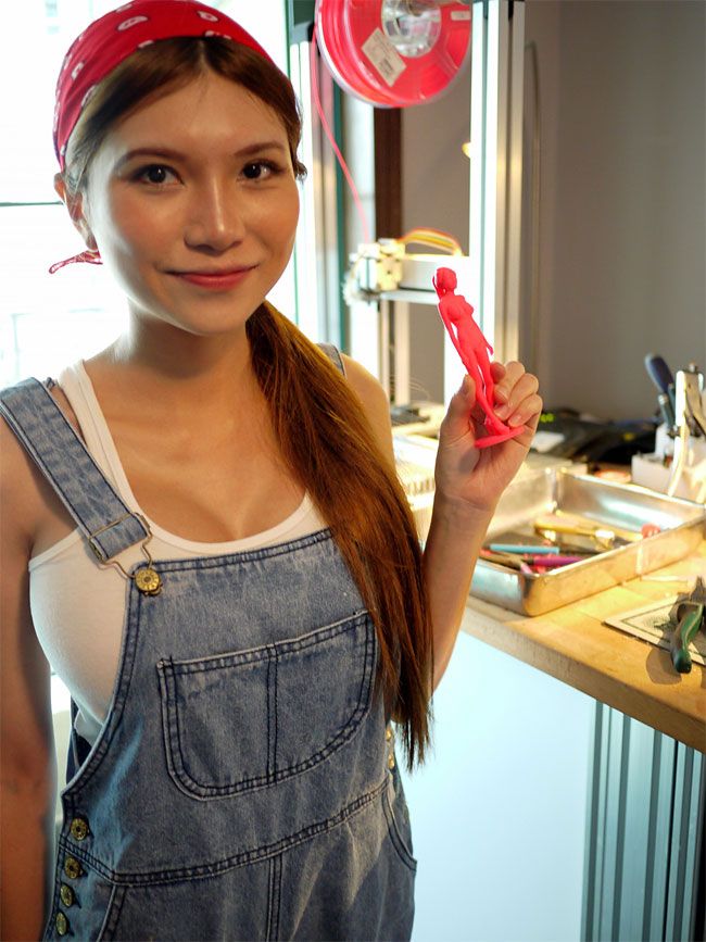 Китайская любительница высоких технологий